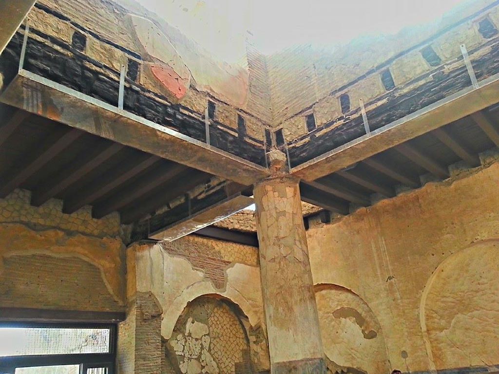 VI.21 Herculaneum, photo taken between October 2014 and November 2019.
Looking towards upper north-east corner. Photo courtesy of Giuseppe Ciaramella.